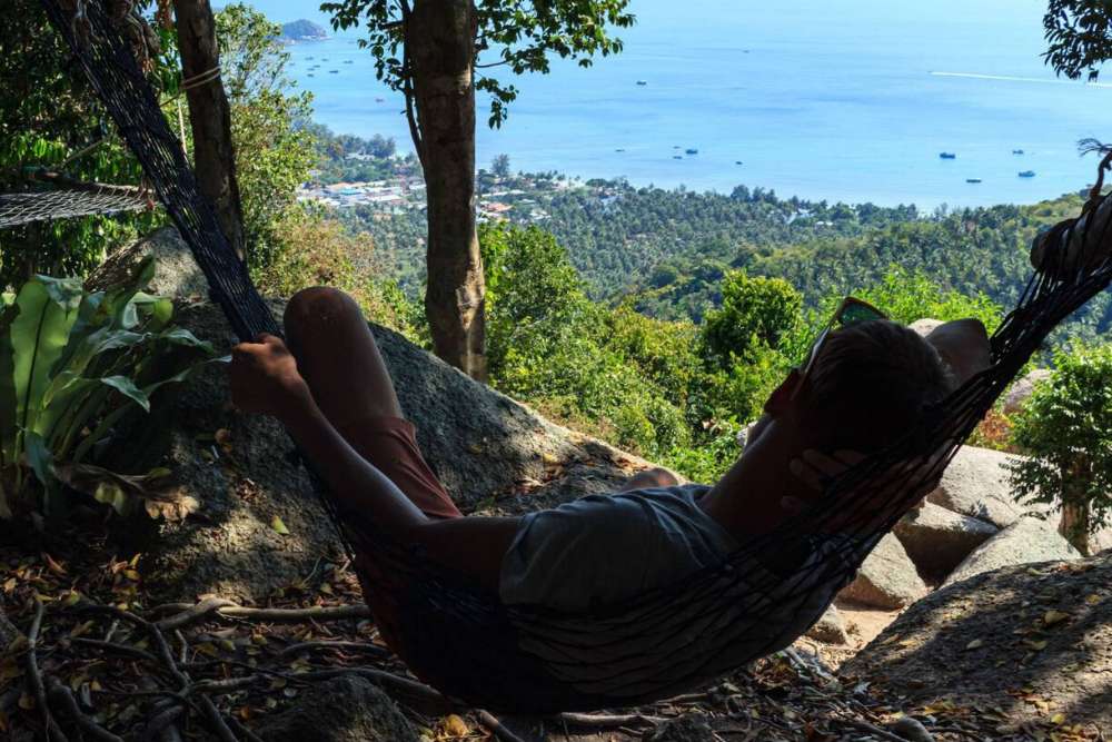 Les touristes se prélassent et regardent la mer de Koh Tao depuis le point de vue de Mango